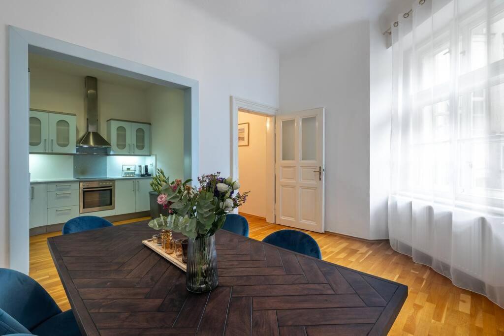 Charming 2Bedroom Old Town Apartment Прага Экстерьер фото